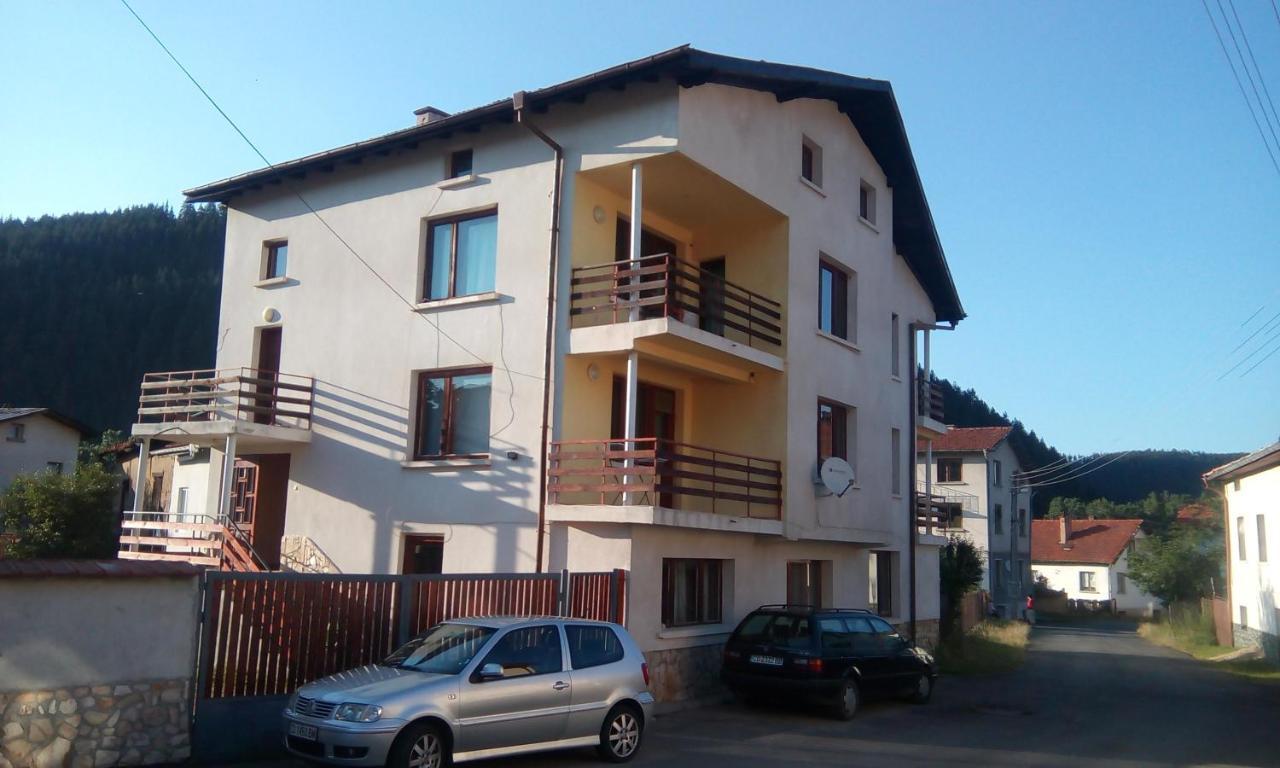 Guest House Lorian Madzhare Exterior photo